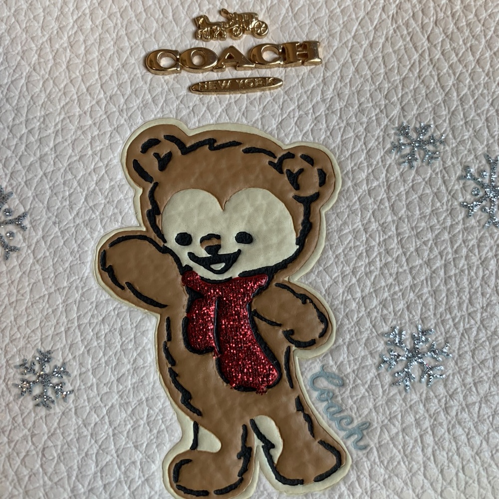 Authentic COACH Pebbled leather 🎄🧸 top zip wristlet with 2 charms in Gift box - Picture 3 of 11